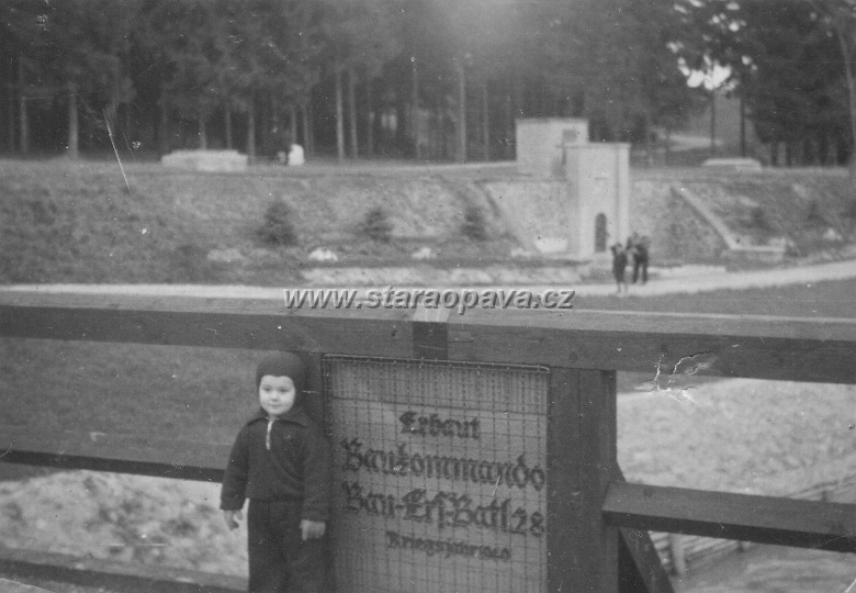 reka (9).jpg - Pohled z mostu u Vojenského splavu směrem k Sádrovcové studánce (Gibsbrunnel) která je zarostlá a zničená na místě dodnes. Rok 1942.